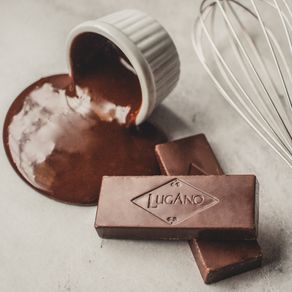 barra-de-chocolate-ao-leite-lugano-25g-ambientada