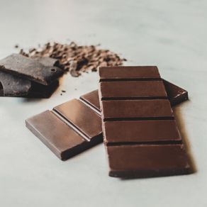 barra-de-chocolate-meio-amargo-lugano-40g-ambientada