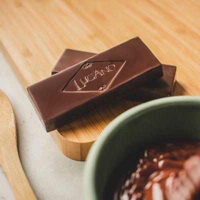 barra-de-chocolate-meio-amargo-lugano-25g-ambientada