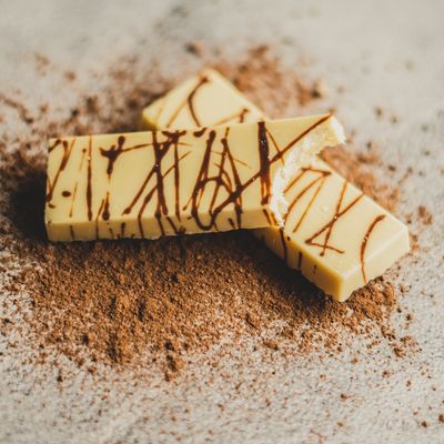 barra-de-chocolate-lugano-mesclado-com-crocantes-25g-ambientada