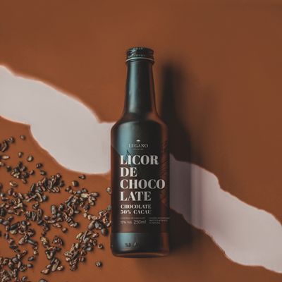 licor-de-chocolate-lugano-50--cacau-250ml-ambientada