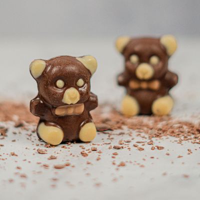 urso-panda-de-chocolate-ao-leite-lugano-30g-ambientada