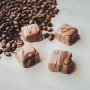 bombom-recheado-de-chocolate-ao-leite-lugano-sabor-cafe-13g-ambientada